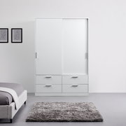 Moderner, weißer Schiebetürenschrank mit zwei Türen und vier Schubladen, frontal fotografiert in einem minimalistisch eingerichteten Raum.