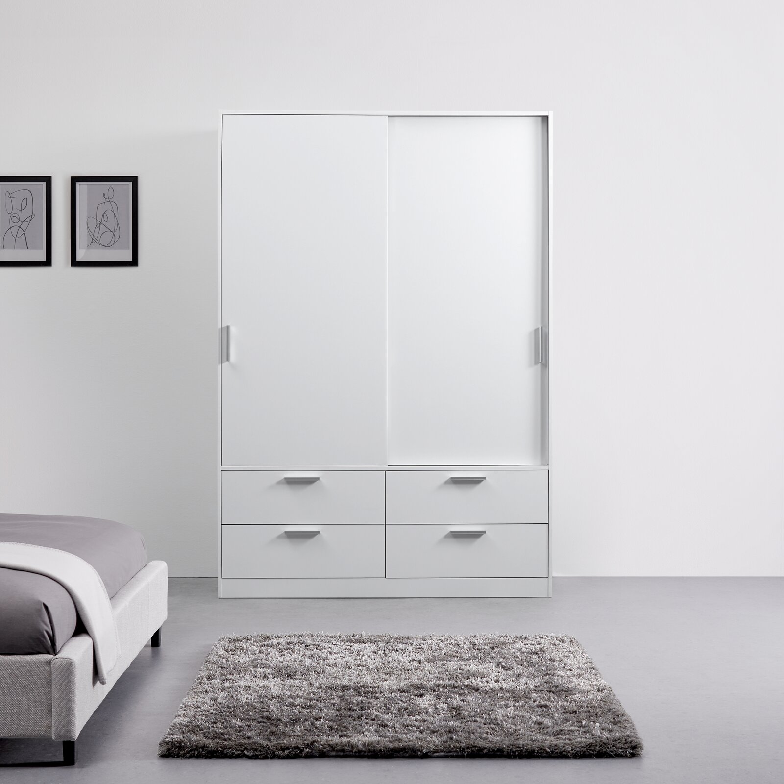 Moderner, weißer Schiebetürenschrank mit zwei Türen und vier Schubladen, frontal fotografiert in einem minimalistisch eingerichteten Raum.