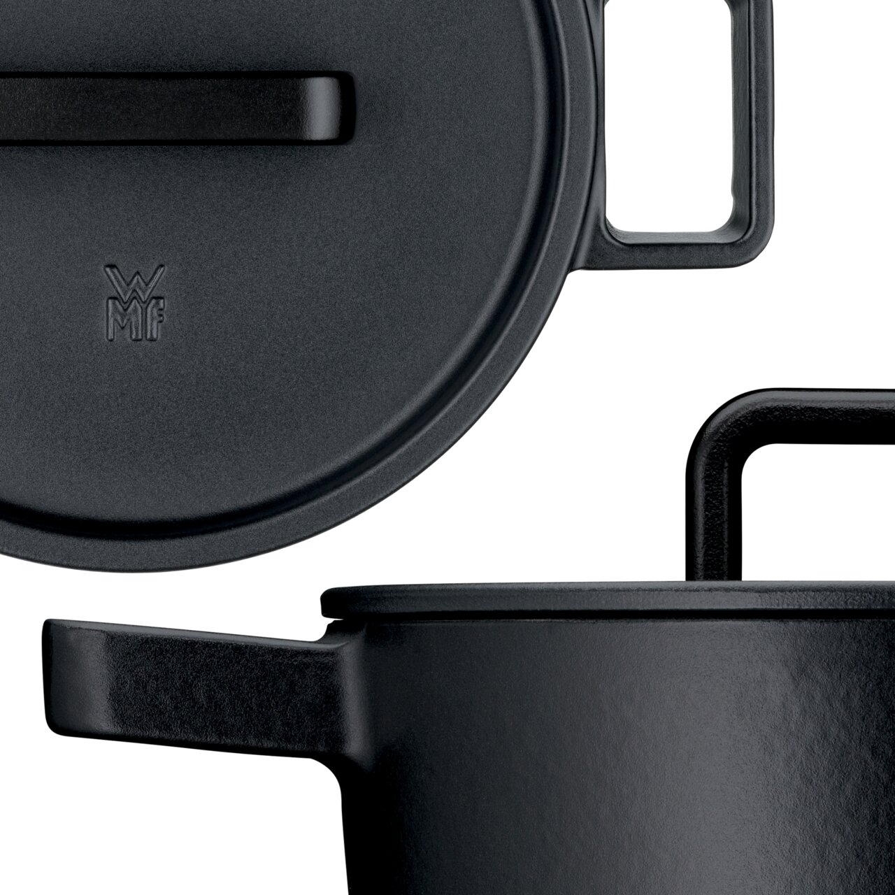 Nahaufnahme eines schwarzen WMF Flavour Bräters mit Deckel, seitliche Perspektive