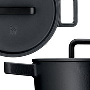 Close-up van een zwarte WMF Flavour-braadpan met deksel, gezien vanaf de zijkant