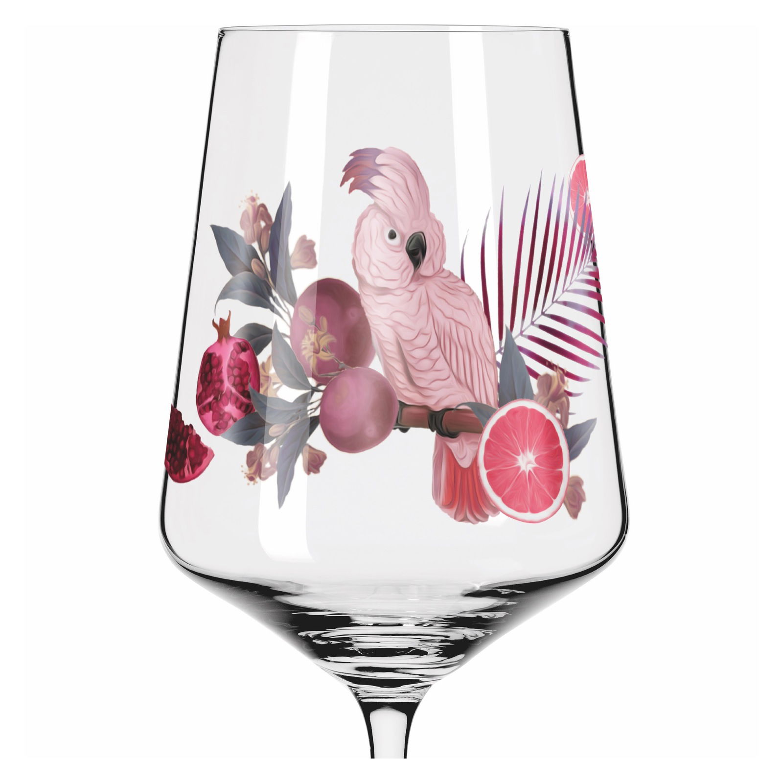 Weinglas mit tropischem Design, das einen rosa Kakadu, Granatäpfel und exotische Blätter zeigt, seitliche Perspektive