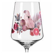 Weinglas mit tropischem Design, das einen rosa Kakadu, Granatäpfel und exotische Blätter zeigt, seitliche Perspektive