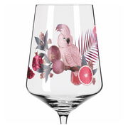 Weinglas mit tropischem Design, das einen rosa Kakadu, Granatäpfel und exotische Blätter zeigt, seitliche Perspektive