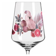 Wijnglas met een tropisch ontwerp, waarop een roze kaketoe, granaatappels en exotische bladeren zijn afgebeeld, gezien vanuit een zijaanzicht