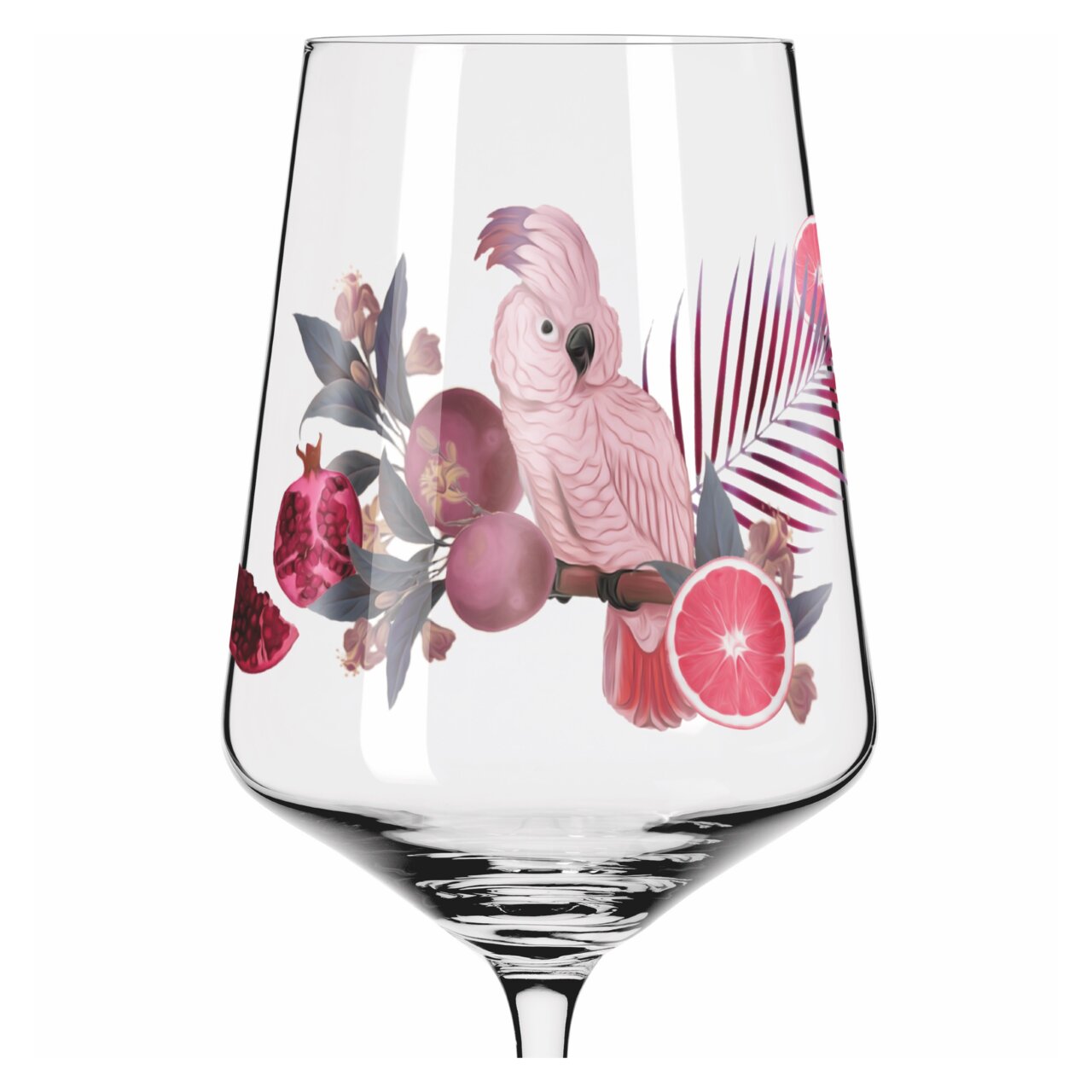 Wijnglas met een tropisch ontwerp, waarop een roze kaketoe, granaatappels en exotische bladeren zijn afgebeeld, gezien vanuit een zijaanzicht
