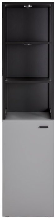 Moderne vitrinekast in zwart en grijs met twee open planken en een gesloten deur, gezien van voren.