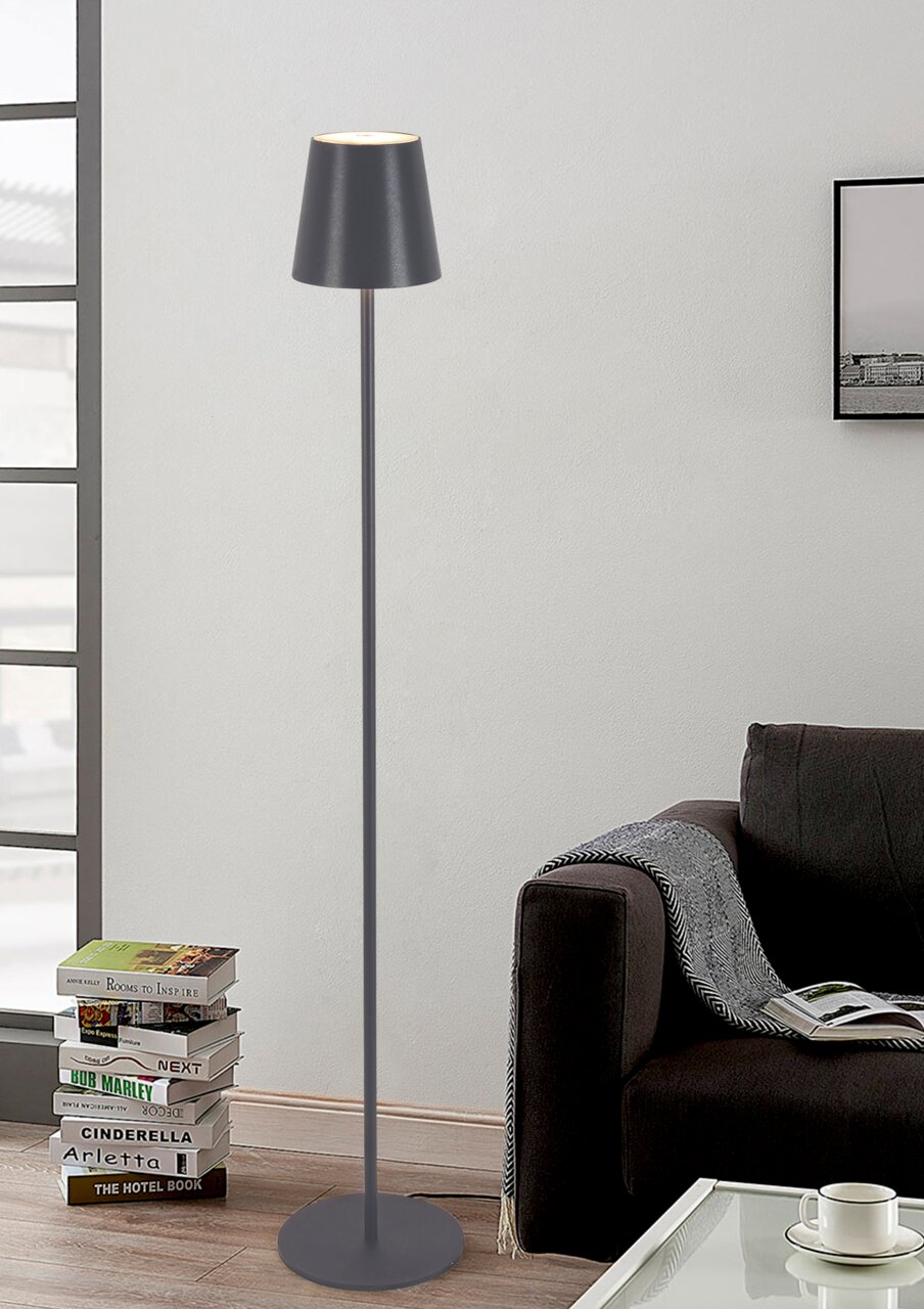 Moderne Akku-Stehleuchte in einem Wohnzimmer, seitliche Perspektive