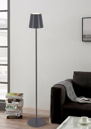 Moderne Akku-Stehleuchte in einem Wohnzimmer, seitliche Perspektive