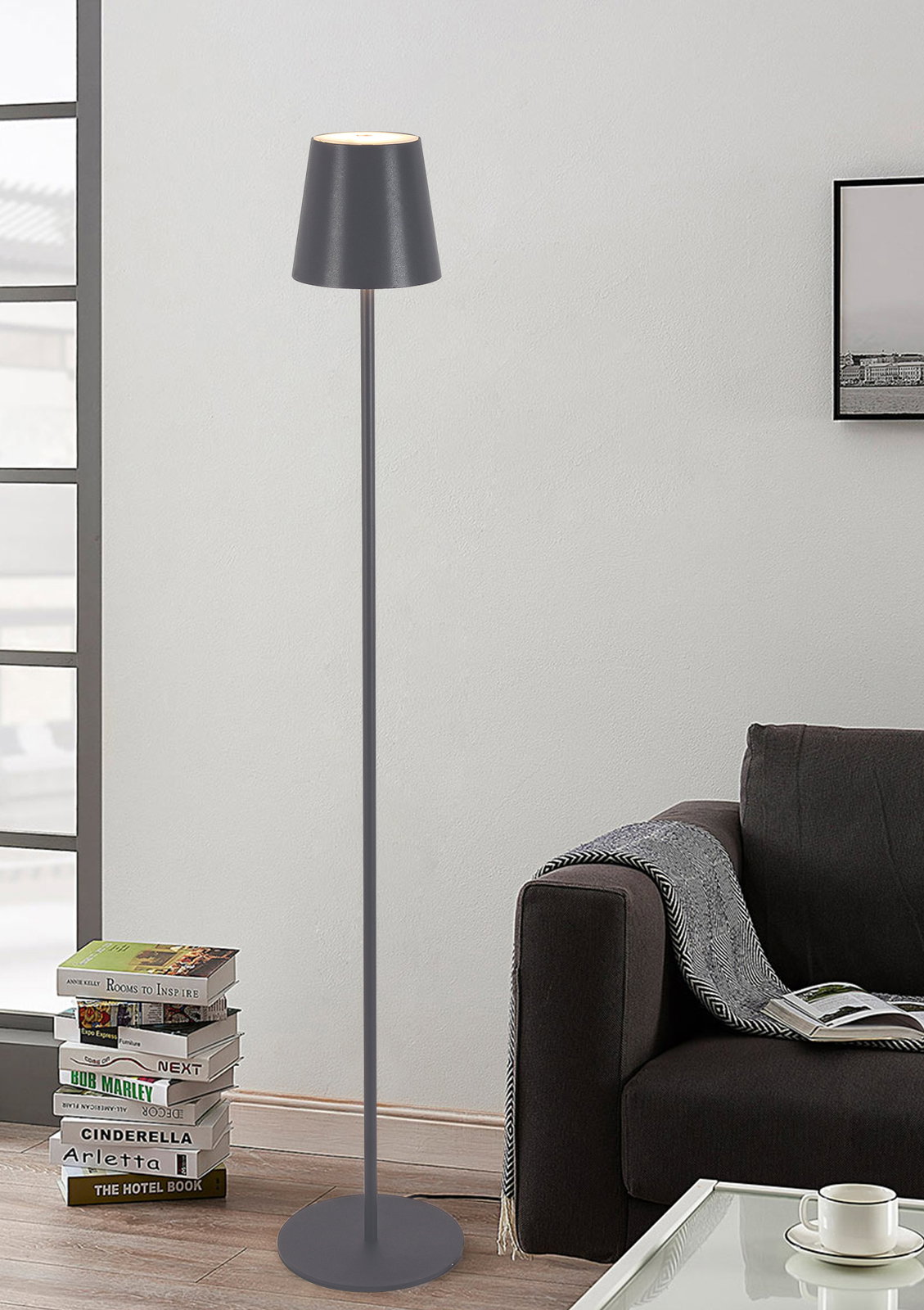 Moderne Akku-Stehleuchte in einem Wohnzimmer, seitliche Perspektive
