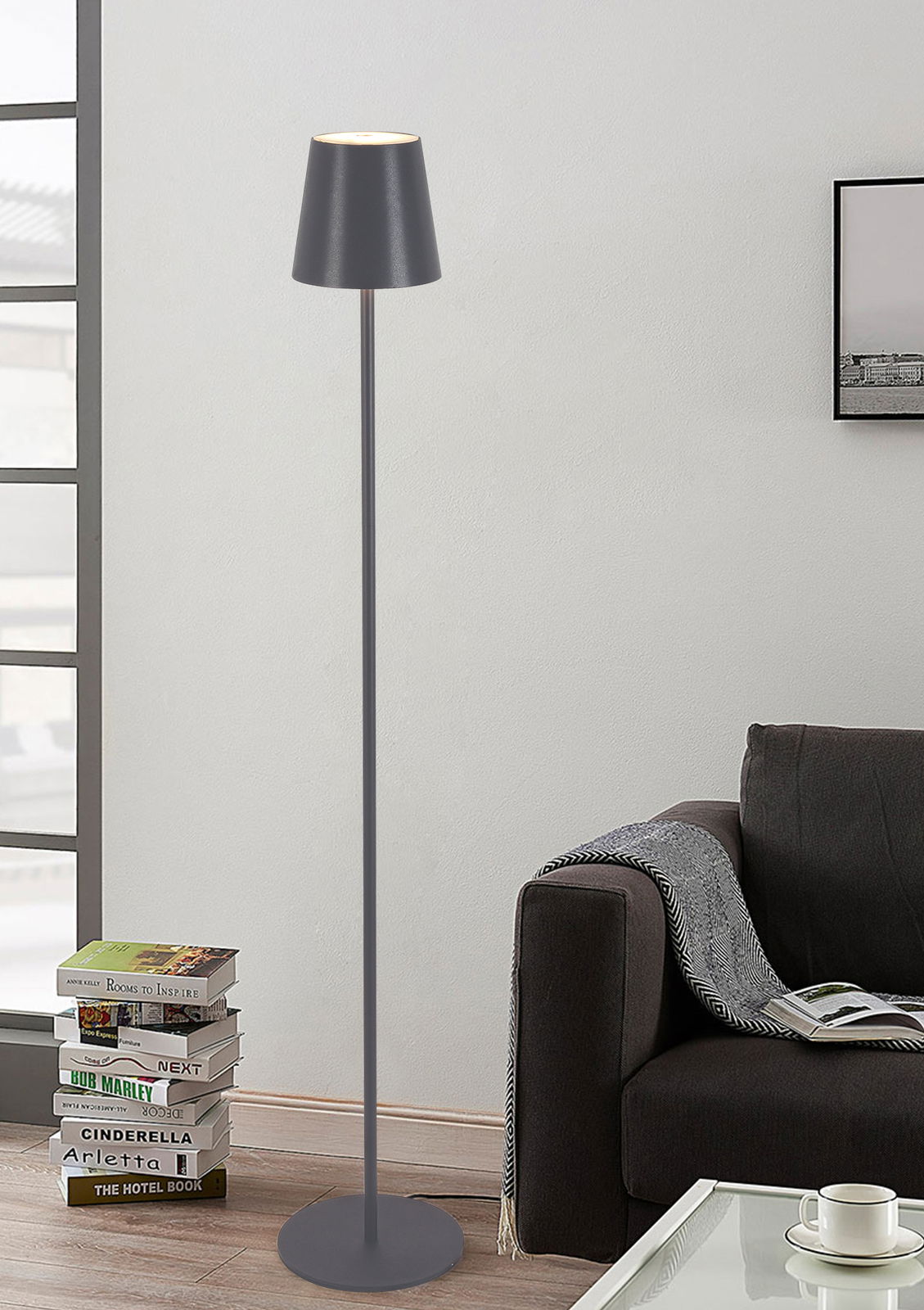 Moderne Akku-Stehleuchte in einem Wohnzimmer, seitliche Perspektive