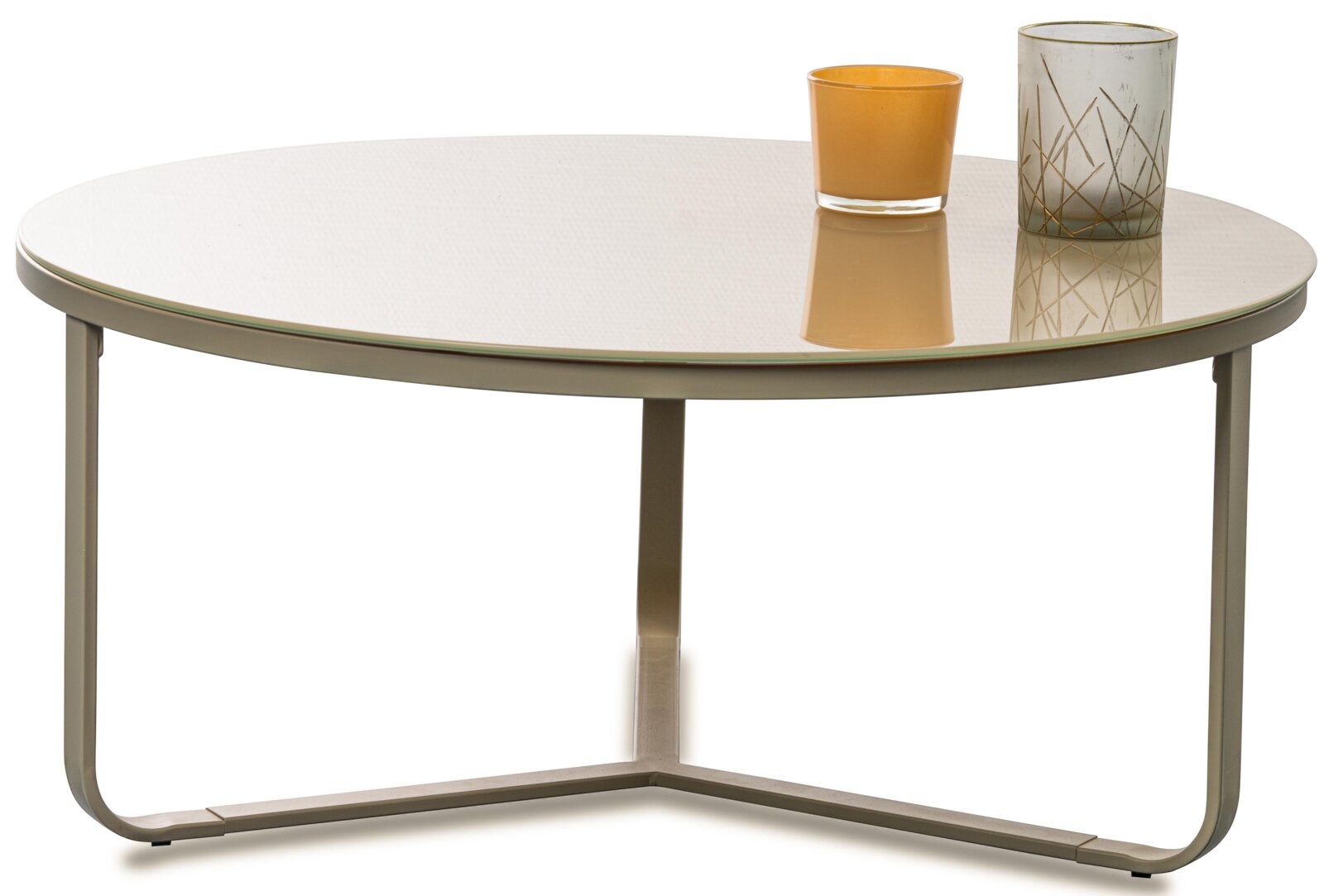 Runder Couchtisch mit transparenter Glasplatte und schlankem Metallgestell in Beige/Champagner, mit zwei Kerzenhaltern auf der Tischplatte Frontansicht leicht von oben vor weißem Hintergrund.