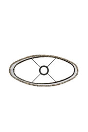 Ovaal bovenaanzicht van een lampenkap met een gestructureerd oppervlak en metalen spanten.