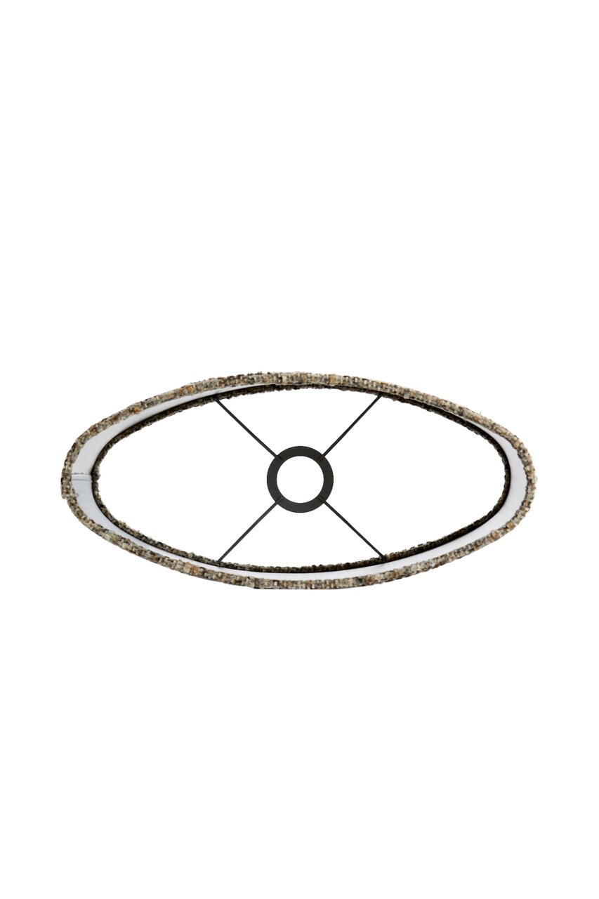 Ovaal bovenaanzicht van een lampenkap met een gestructureerd oppervlak en metalen spanten.