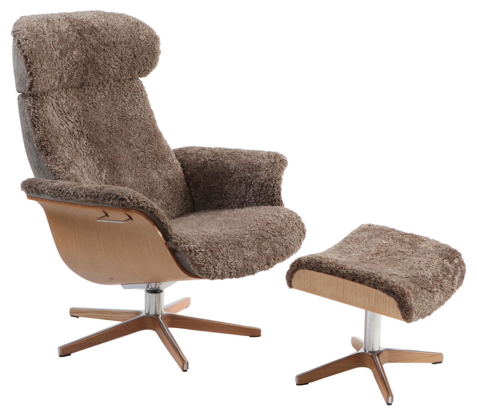 Zurbrüggen Hocker fest TIME OUT Bequemer Sessel mit passendem Hocker, beide mit braunem, flauschigem Stoff bezogen, auf einem Holz- und Metallgestell. Seitenansicht.