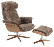 Bequemer Sessel mit passendem Hocker, beide mit braunem, flauschigem Stoff bezogen, auf einem Holz- und Metallgestell. Seitenansicht.