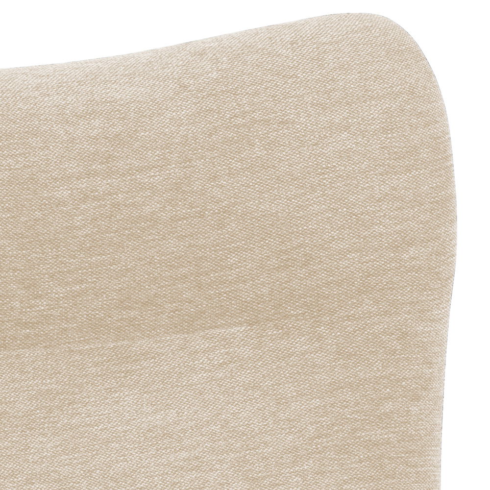 Nahaufnahme der Textur eines beigen Loungestuhls aus Stoff, Perspektive von der Seite.
