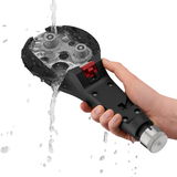 Hand hält ein schwarzes, technisches Gerät mit Wasser, das darüber fließt, aus der Perspektive von oben.
