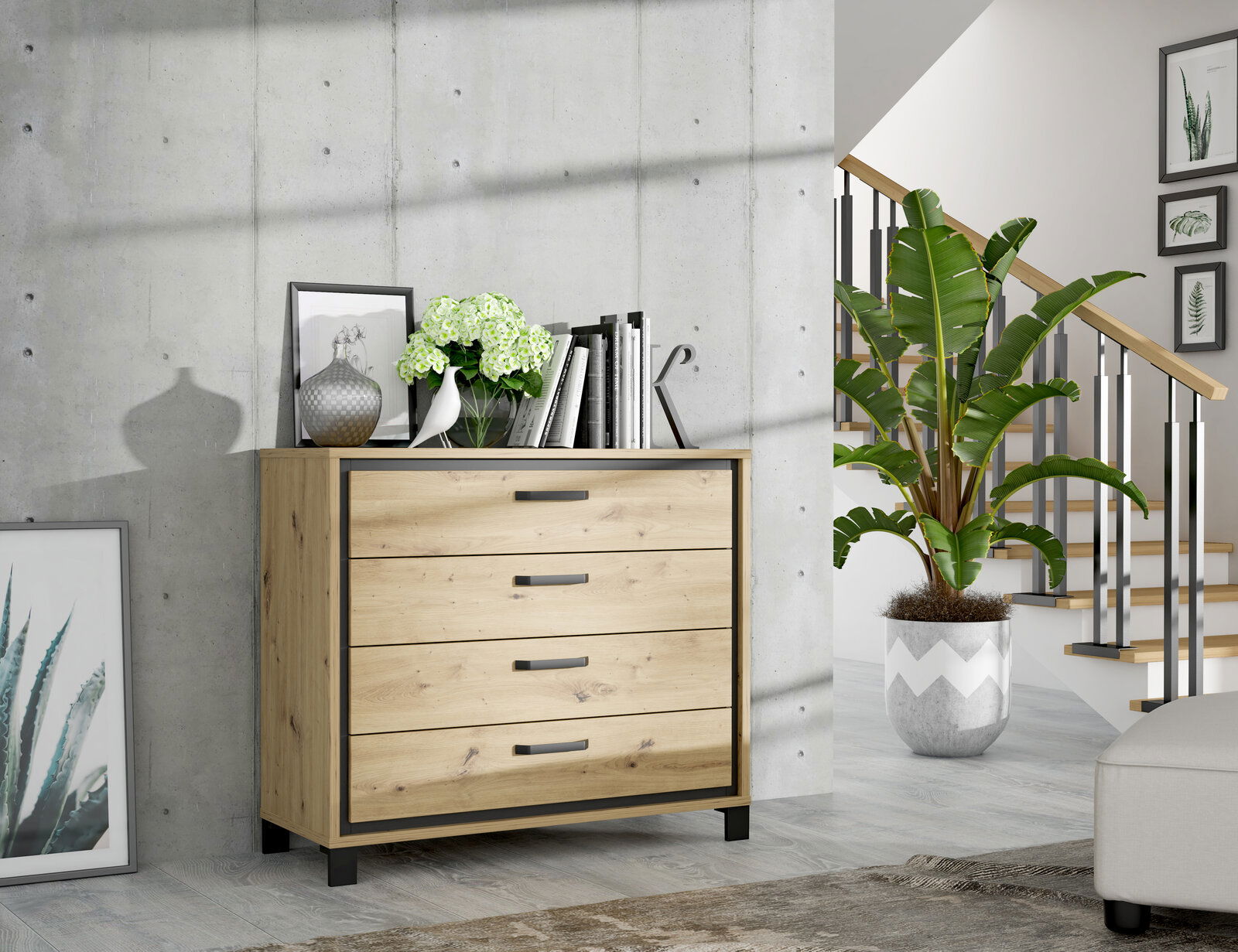 Z2 Kommode TRONDHEIM Kommode aus Holz mit vier Schubladen, dekoriert mit Büchern, einer Vase und einer Pflanze, in einem modernen Wohnzimmer mit Betonwand und Treppe, seitliche Perspektive