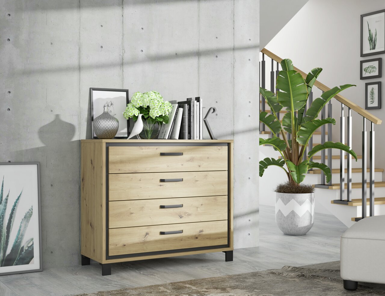 Kommode aus Holz mit vier Schubladen, dekoriert mit Büchern, einer Vase und einer Pflanze, in einem modernen Wohnzimmer mit Betonwand und Treppe, seitliche Perspektive