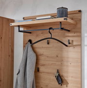 Garderobenpaneel aus Holz mit schwarzem Metallhaken, Kleiderbügel und Ablage, seitliche Perspektive