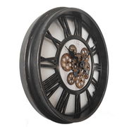 Seitliche Ansicht einer Wanduhr mit römischen Ziffern und einem dekorativen Zahnraddesign in der Mitte.