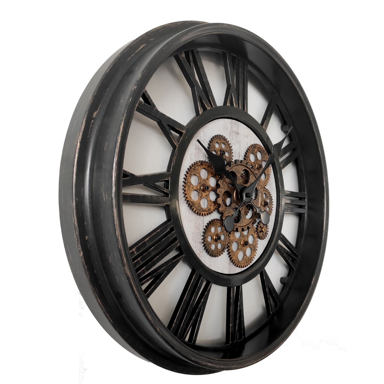 Seitliche Ansicht einer Wanduhr mit römischen Ziffern und einem dekorativen Zahnraddesign in der Mitte.