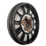 Seitliche Ansicht einer Wanduhr mit römischen Ziffern und einem dekorativen Zahnraddesign in der Mitte.