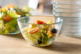 Glas-Schale Attivo 14cm von Leonardo, gefüllt mit frischem Salat, aus seitlicher Perspektive fotografiert.