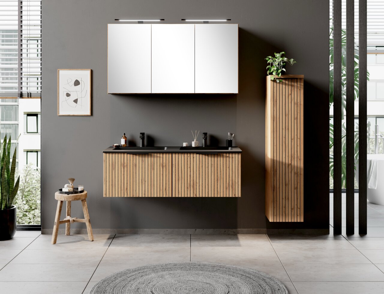 Modernes Waschtisch-Set 120 cm in Holzoptik mit schwarzer Arbeitsplatte, hängend an einer grauen Wand, mit Spiegel und Pflanzen, aus frontaler Perspektive.
