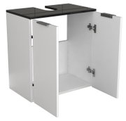 Weißer Waschbecken-Unterschrank mit schwarzer Abdeckplatte und Aussparung für Siphon, zwei geöffneten Türen und sichtbaren Scharnieren, Ansicht schräg von vorn