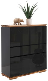 Modernes Highboard mit schwarzer Hochglanzfront, Holzoberfläche, dekoriert mit einer Pflanze und einer Holzfigur, seitliche Perspektive