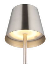 Nahaufnahme einer modernen Tischleuchte VANNIE mit einem metallischen Lampenschirm und einem leuchtenden Inneren, von unten betrachtet.