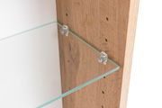 Nahaufnahme eines Spiegelschranks mit einem Glasregal, das an einer Holzwand befestigt ist. Die Perspektive zeigt die seitliche Ansicht des Regals.