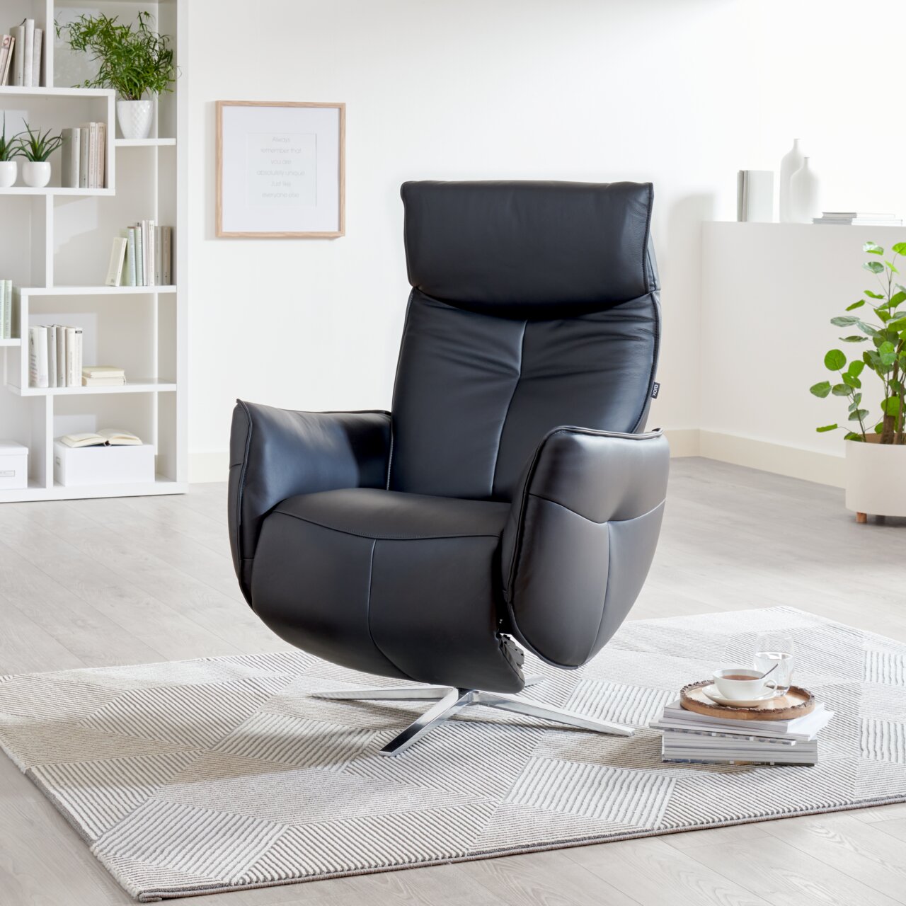 XORA Relaxfauteuil ANITA Moderner schwarzer Relaxsessel in einem hellen Wohnzimmer, seitliche Perspektive