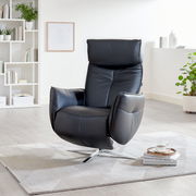 Moderner schwarzer Relaxsessel in einem hellen Wohnzimmer, seitliche Perspektive