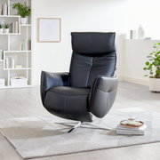 Moderner schwarzer Relaxsessel in einem hellen Wohnzimmer, seitliche Perspektive