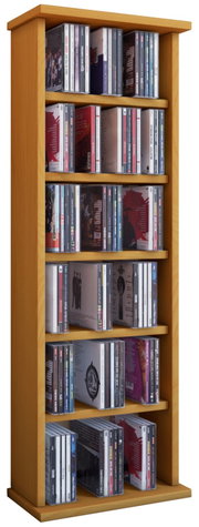 Hohes, schmales CD-Regal aus hellem Holz mit mehreren Ablageböden, gefüllt mit CD-Hüllen; Ansicht schräg von vorne (Front-/Seitenperspektive)