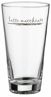 Latte Macchiato-Glas, frontal fotografiert, mit Schriftzug 'latte macchiato' in eleganter Schrift.
