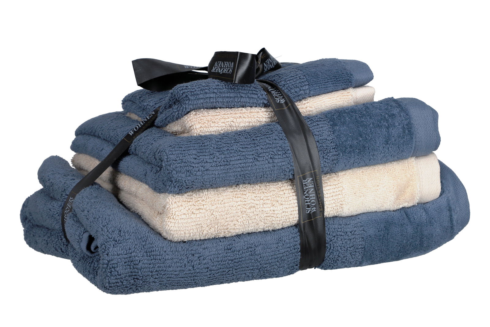 Frottierset in Blau und Beige, bestehend aus mehreren Handtüchern, gebunden mit einem schwarzen Band, seitliche Perspektive