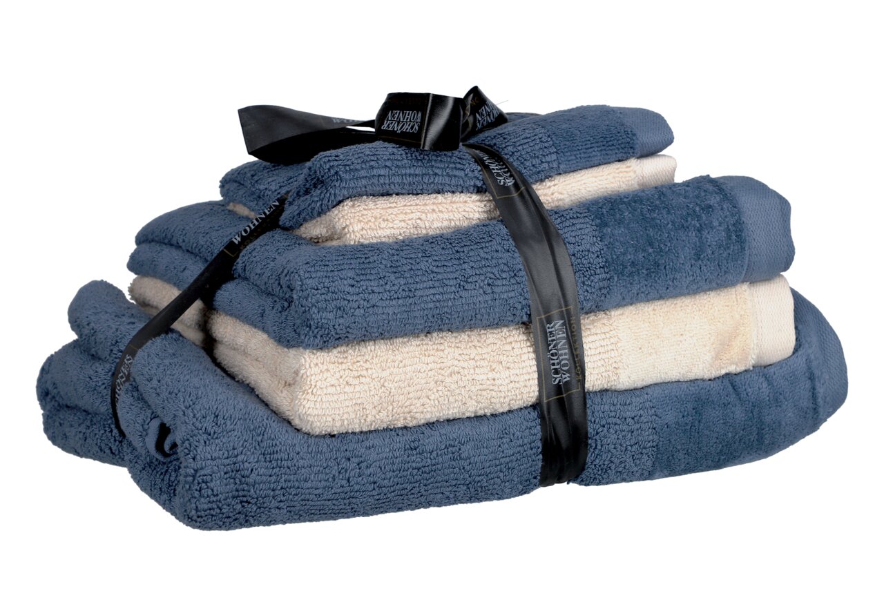 Frottierset in Blau und Beige, bestehend aus mehreren Handtüchern, gebunden mit einem schwarzen Band, seitliche Perspektive