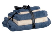 Frottierset in Blau und Beige, bestehend aus mehreren Handtüchern, gebunden mit einem schwarzen Band, seitliche Perspektive