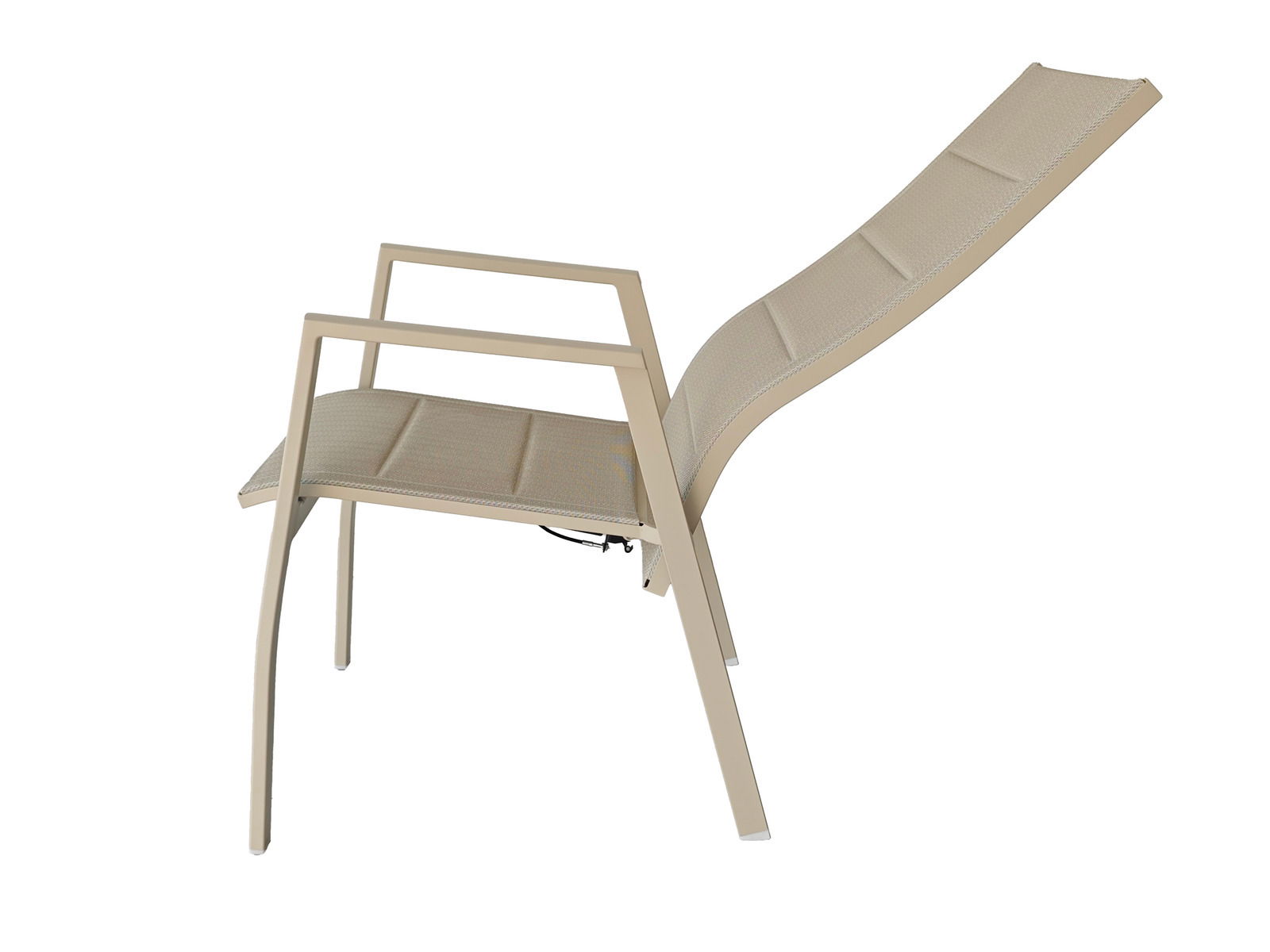 Seitliche Ansicht eines modernen Gartensessels mit beigem Metallrahmen und ergonomisch geformter Sitzfläche.