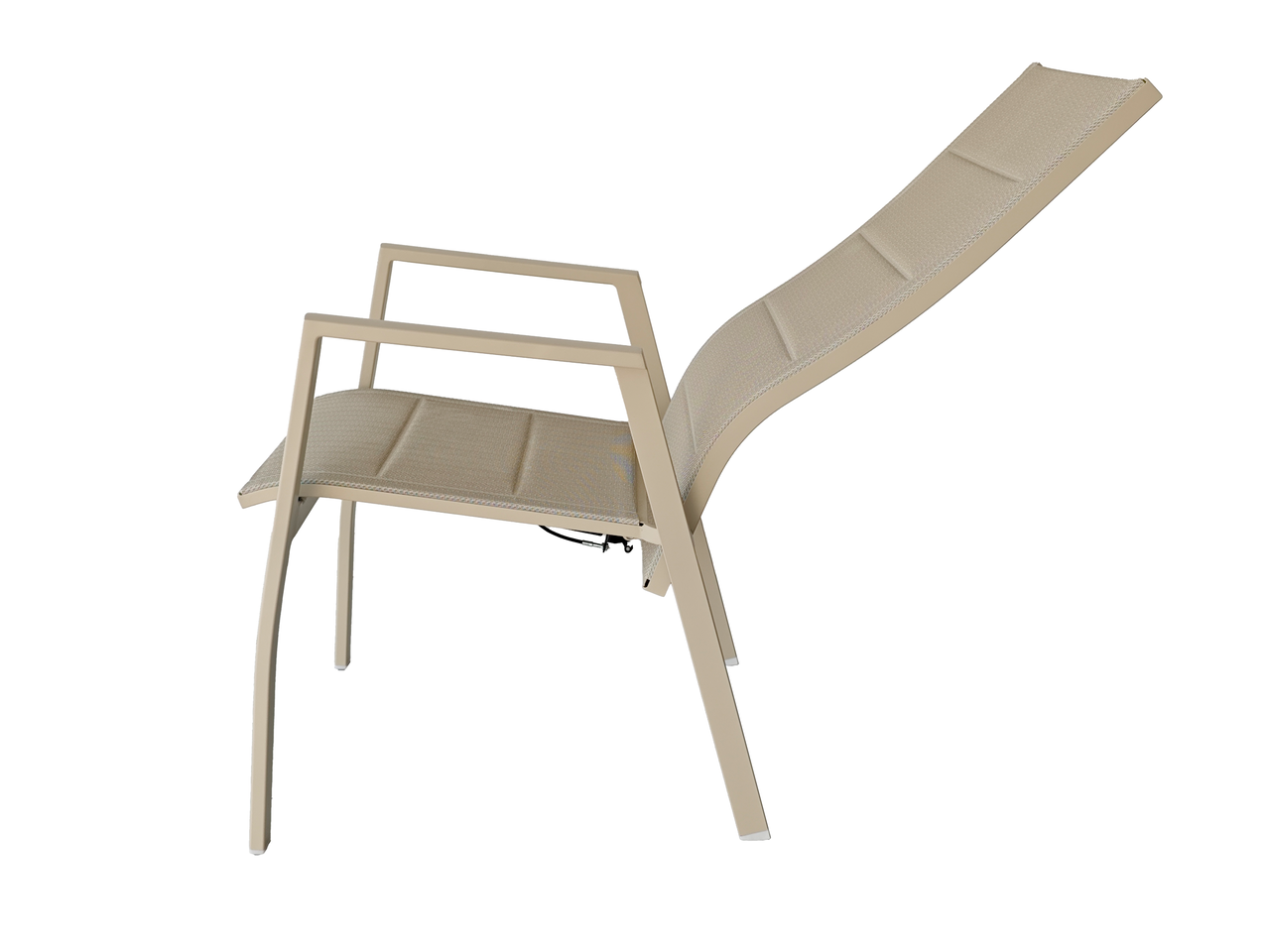 Seitliche Ansicht eines modernen Gartensessels mit beigem Metallrahmen und ergonomisch geformter Sitzfläche.