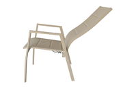 Seitliche Ansicht eines modernen Gartensessels mit beigem Metallrahmen und ergonomisch geformter Sitzfläche.