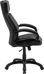 Schwarzer Chefsessel in Seitenansicht mit gepolsterten Armlehnen und verstellbarer Sitzhöhe.