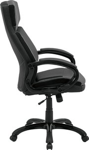 Schwarzer Chefsessel in Seitenansicht mit gepolsterten Armlehnen und verstellbarer Sitzhöhe.