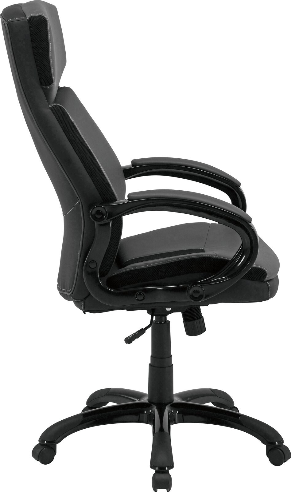 Schwarzer Chefsessel in Seitenansicht mit gepolsterten Armlehnen und verstellbarer Sitzhöhe.