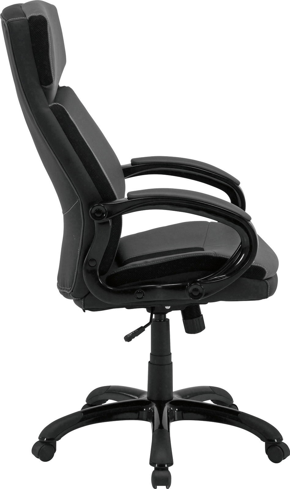 Schwarzer Chefsessel in Seitenansicht mit gepolsterten Armlehnen und verstellbarer Sitzhöhe.