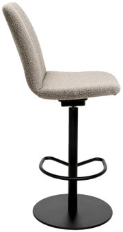 Zijaanzicht van een moderne barkruk met een beklede zitting en rugleuning in beige, een zwart metalen frame en een voetsteun.