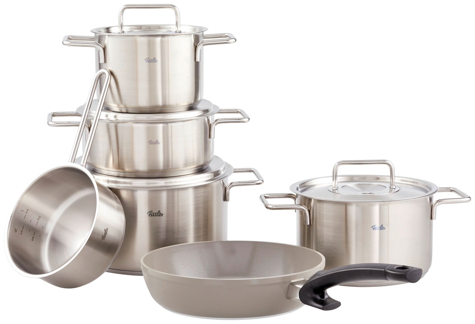 Fissler Topfset 5-tlg. PURE + Gratis Bratpfanne Ceratal 24cm Topfset aus Edelstahl, bestehend aus fünf Töpfen und einer gratis Pfanne, in einer leicht seitlichen Perspektive.